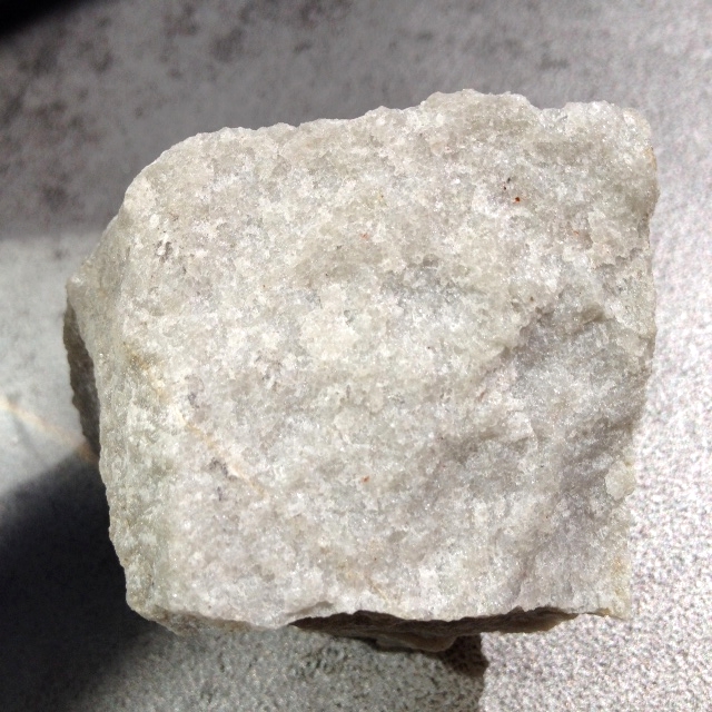 Lot de 12 roches identiques granite altéré 